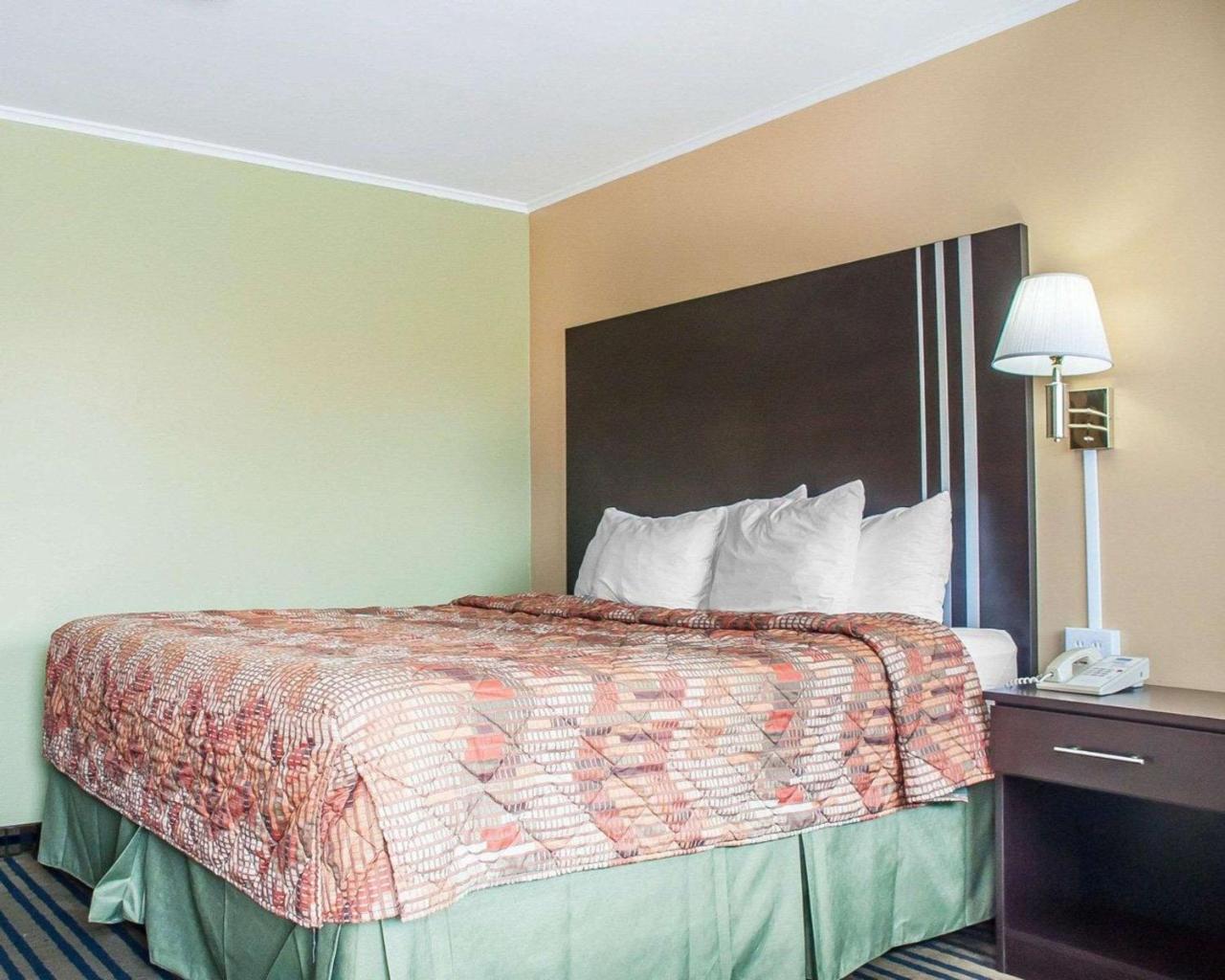 Amherst Inn & Suites ภายนอก รูปภาพ