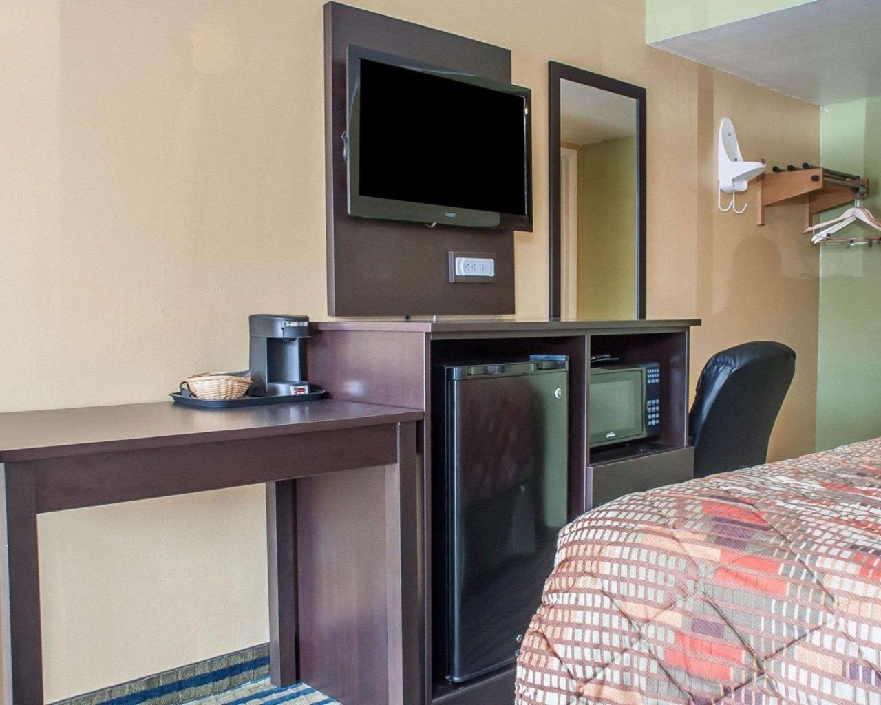 Amherst Inn & Suites ภายนอก รูปภาพ