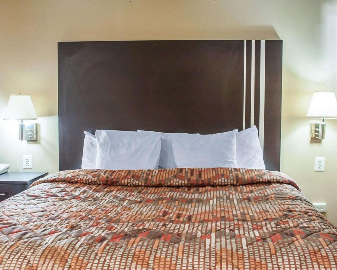 Amherst Inn & Suites ภายนอก รูปภาพ