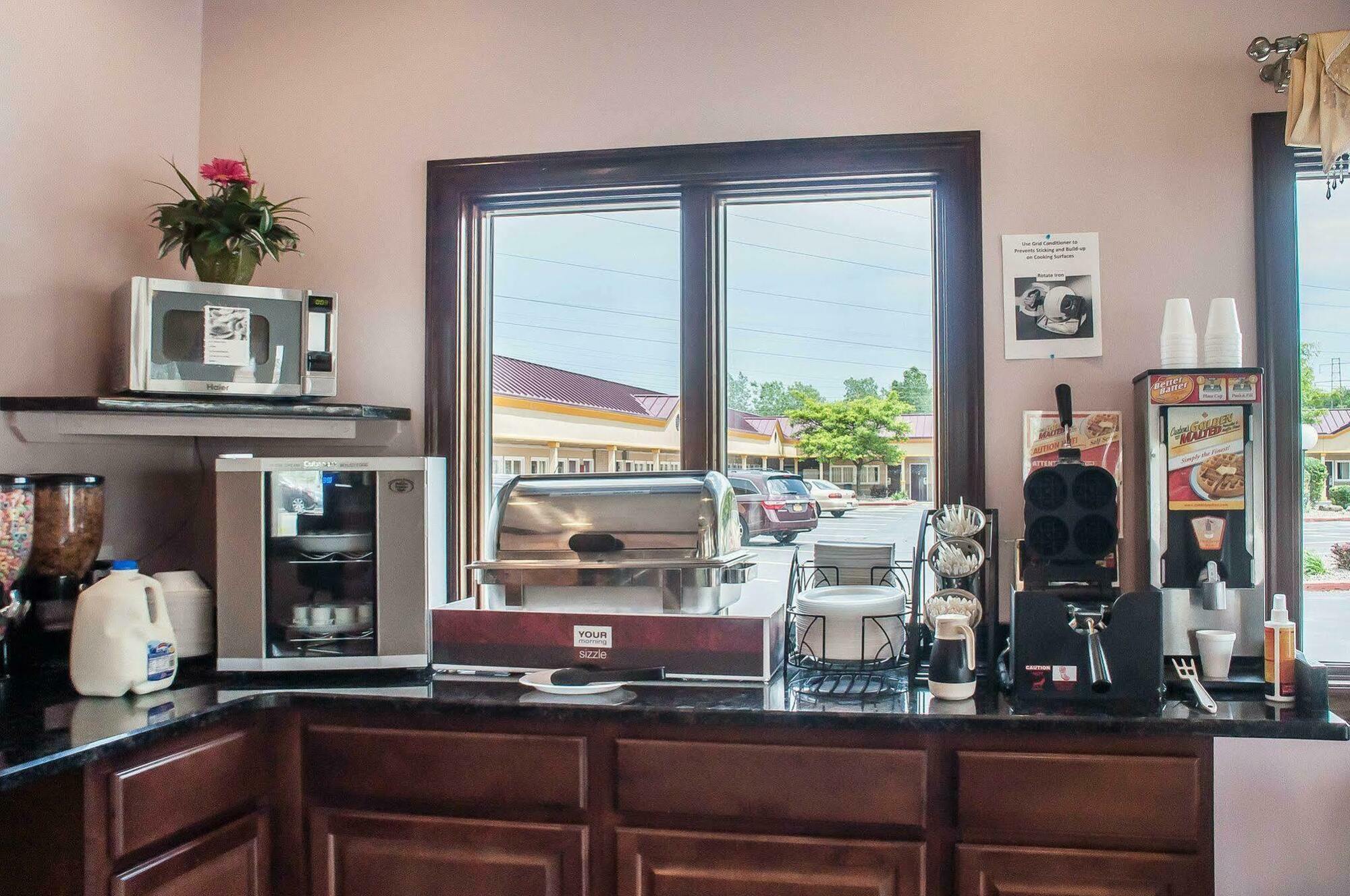 Amherst Inn & Suites ภายนอก รูปภาพ