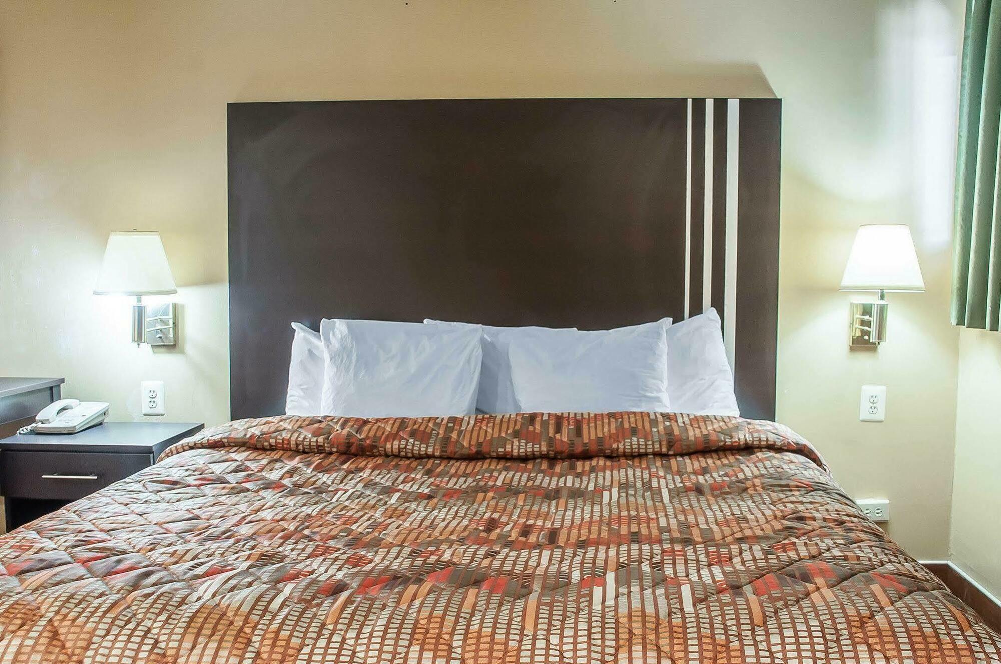 Amherst Inn & Suites ภายนอก รูปภาพ